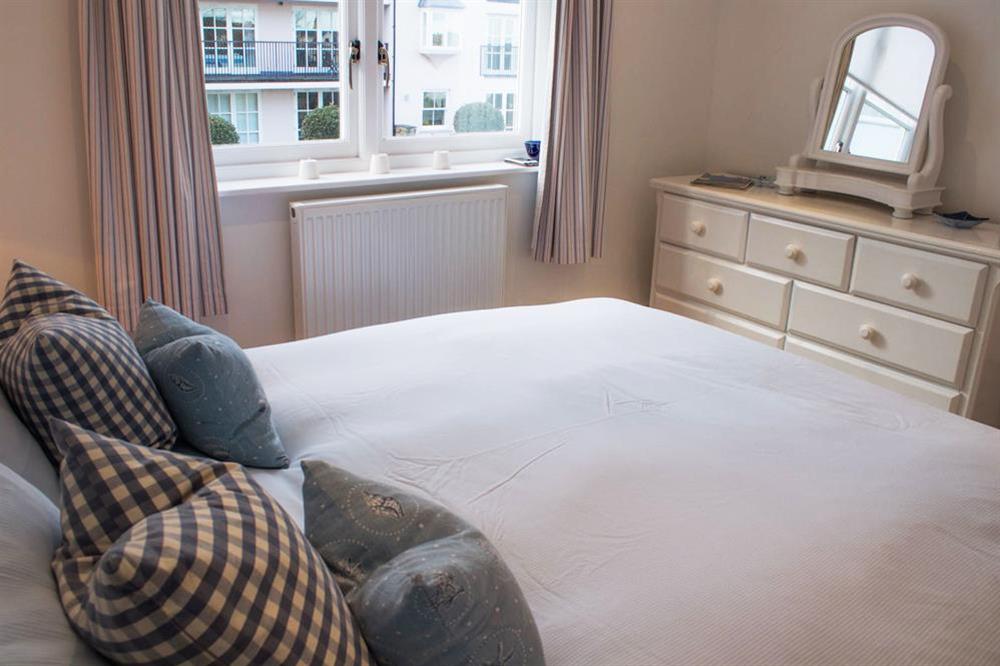 Double room on 1st floor with king-size bed (photo 3) at 2 Combehaven in Allenhayes Road, Salcombe