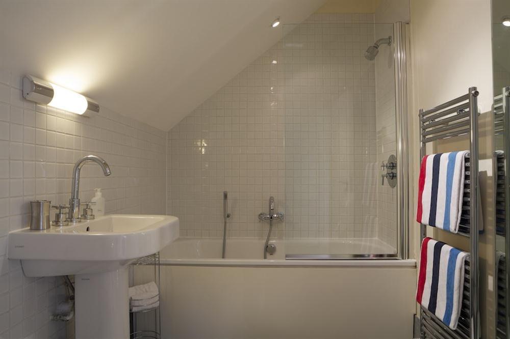 En suite bathroom with under floor heating at 2 Combehaven in Allenhayes Road, Salcombe