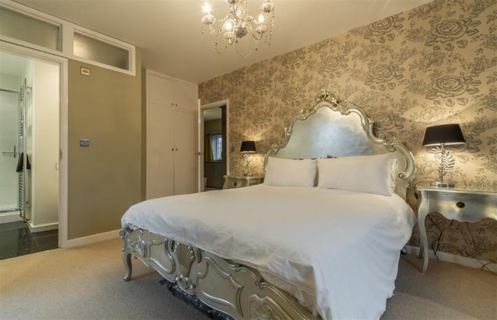 First floor: Master bedroom with en-suite at 2 Dix Cottages, Thornham near Hunstanton