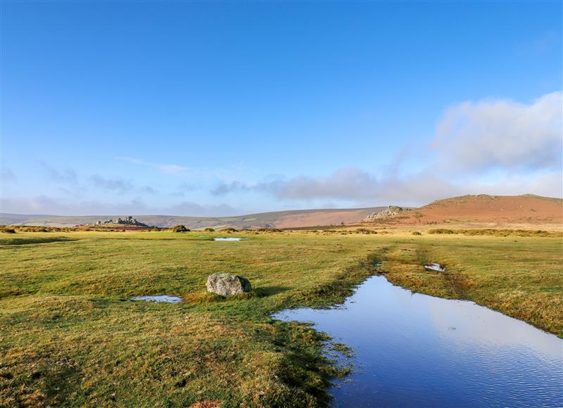 The setting around 2 Freeland Cottages