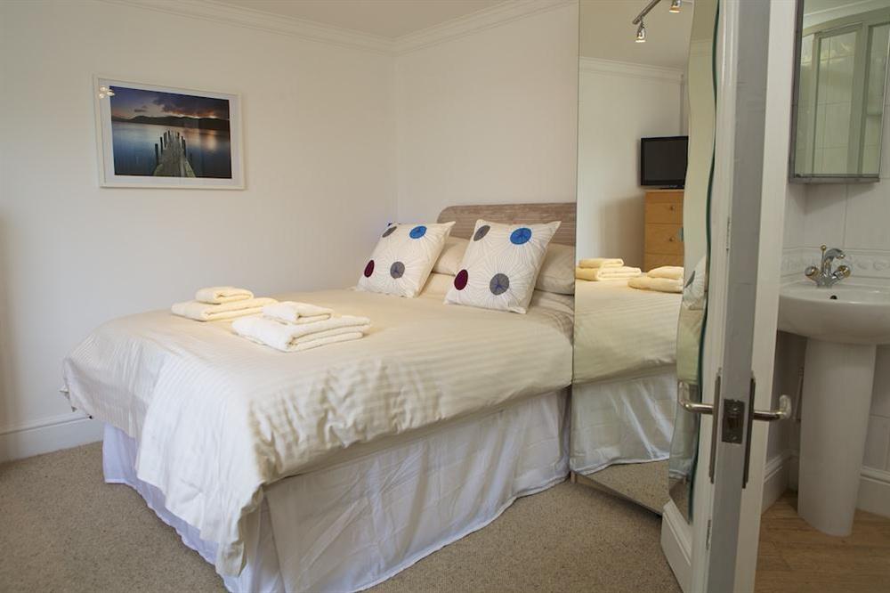 Double bedroom with en suite at 2 Galions Quay in , Dartmouth