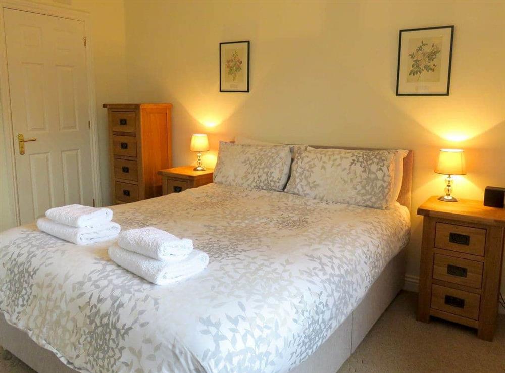 Spacious double bedroom with en-suite at 2 Greta Grove House in Keswick, Cumbria