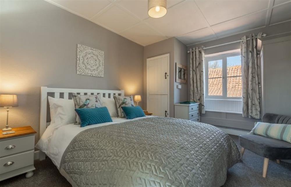 First floor: Master bedroom with king-size bed at 2 Hammond Square, Weybourne near Holt