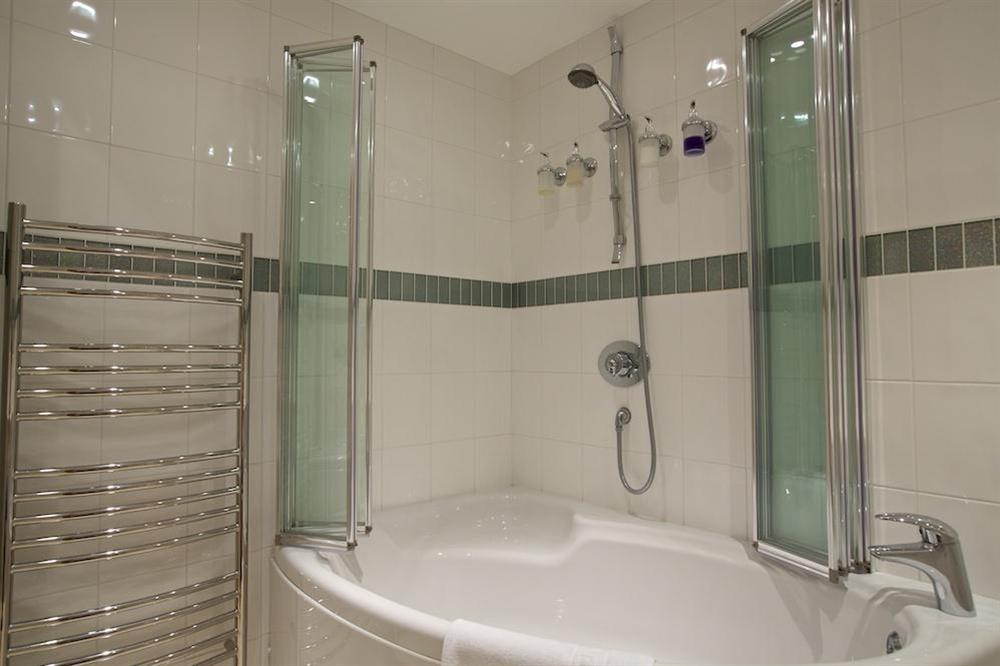 Family bathroom with corner bath and shower at 2 Hamstone Court in , Salcombe