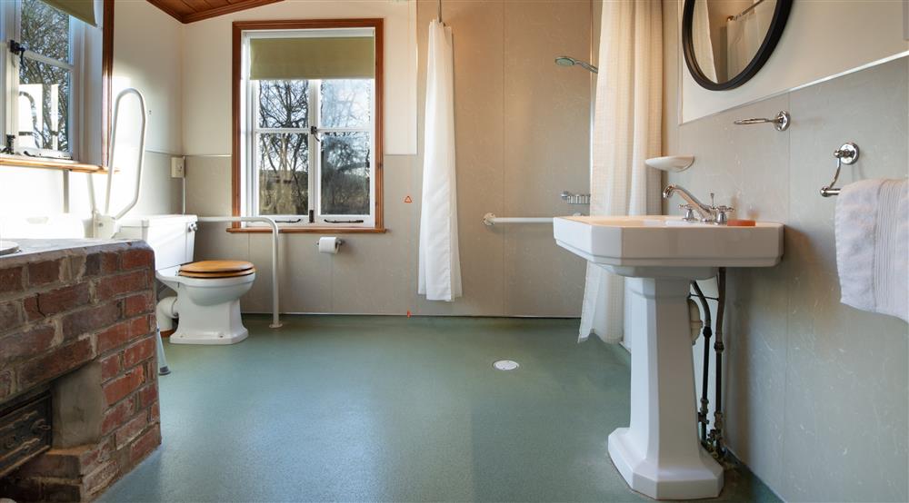 The wet room at 2 Heathland Cottages in Corfe Castle, Dorset