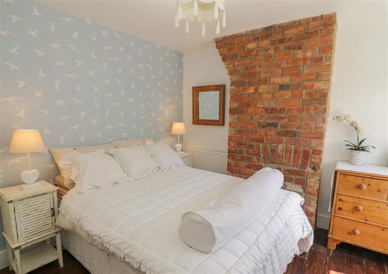 A bedroom in 2 Heydons Terrace at 2 Heydons Terrace, Farnborough near Banbury