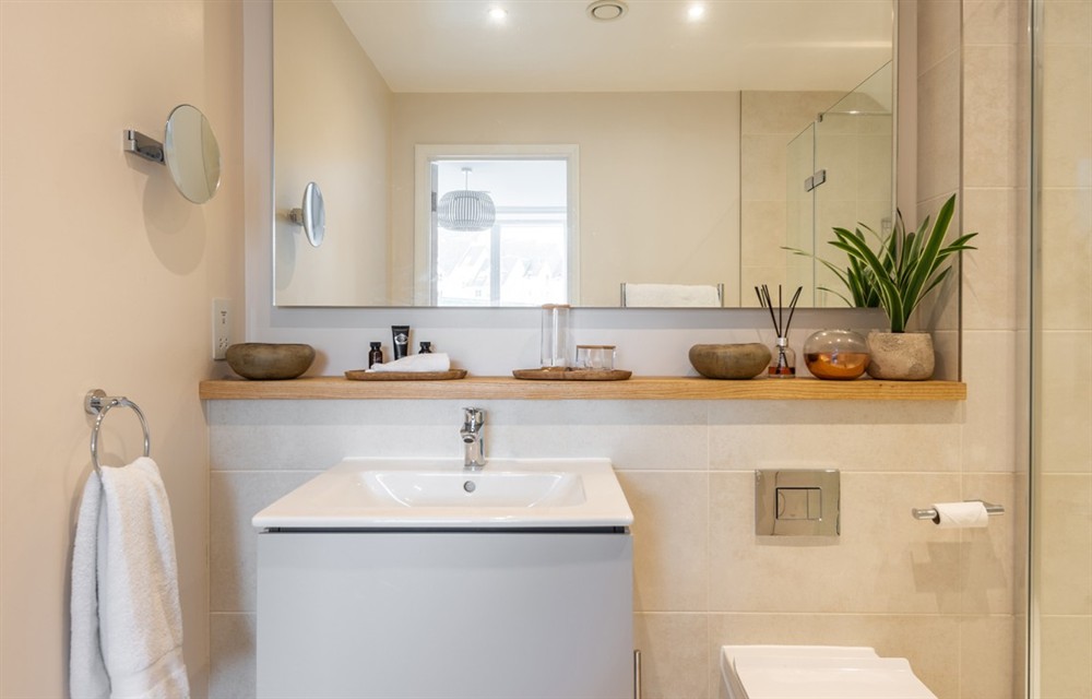 The bathroom at 2 Island Place (Harbour Lights) in Salcombe