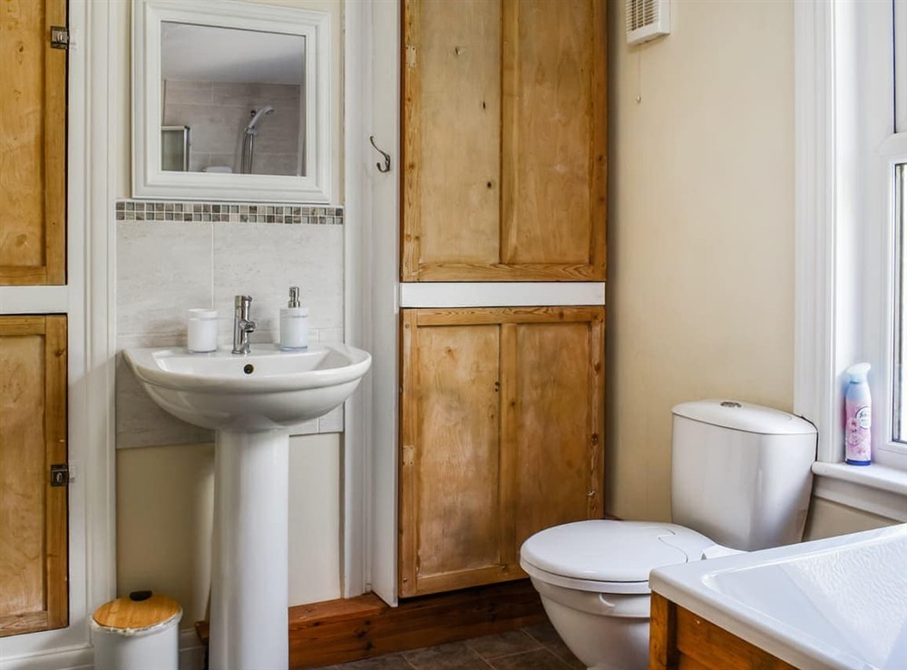 Bathroom at 2 Le Dorney Villa in Par, Cornwall