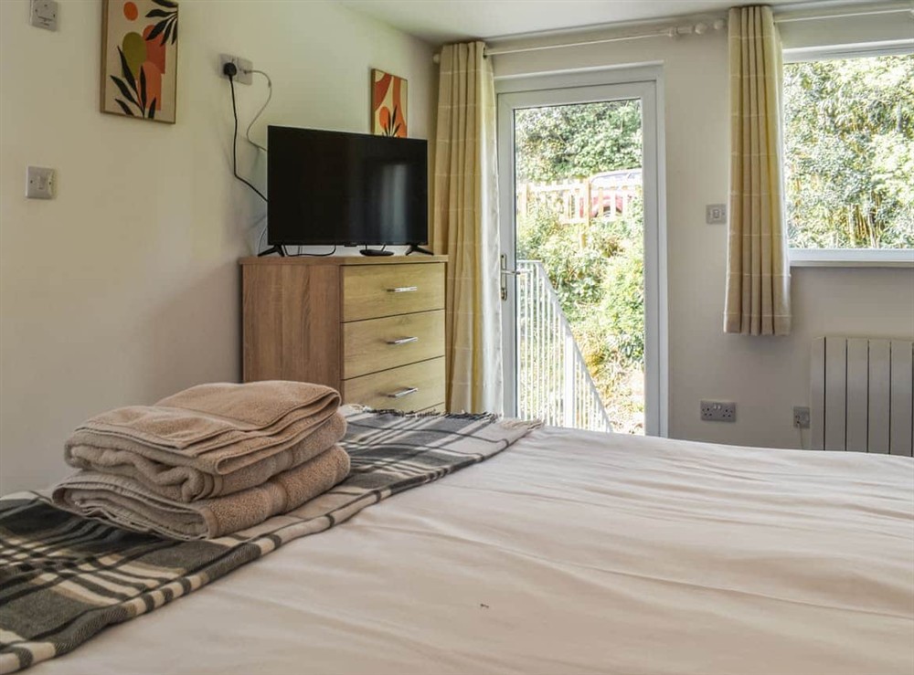 Double bedroom (photo 2) at 2 Le Dorney Villa in Par, Cornwall
