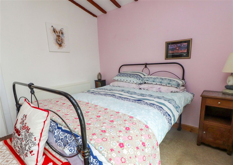 A bedroom in 2 Llainwen at 2 Llainwen, Pencarnisiog near Rhosneigr