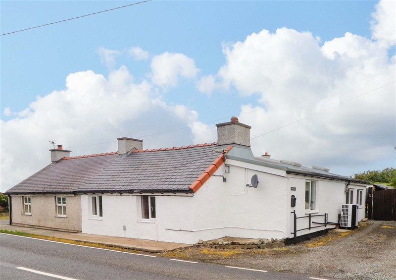 Outside 2 Llainwen at 2 Llainwen, Pencarnisiog near Rhosneigr