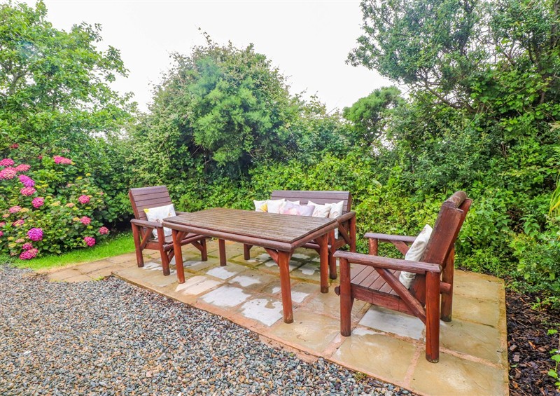 The garden in 2 Llainwen at 2 Llainwen, Pencarnisiog near Rhosneigr