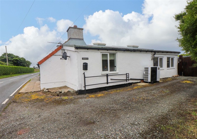 The setting of 2 Llainwen at 2 Llainwen, Pencarnisiog near Rhosneigr