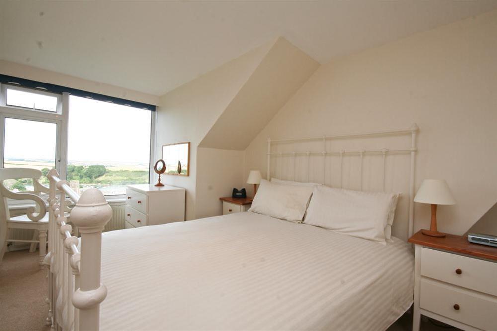 Master bedroom with King-size bed at 2 North Crest House in Allenhayes Road, Salcombe