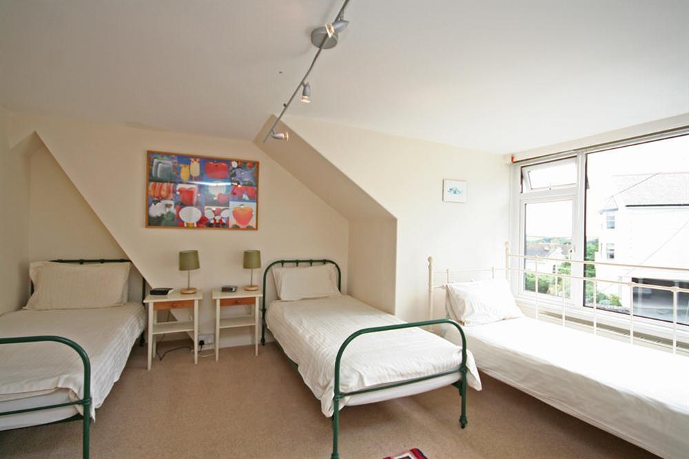 Twin bedroom at 2 North Crest House in Allenhayes Road, Salcombe