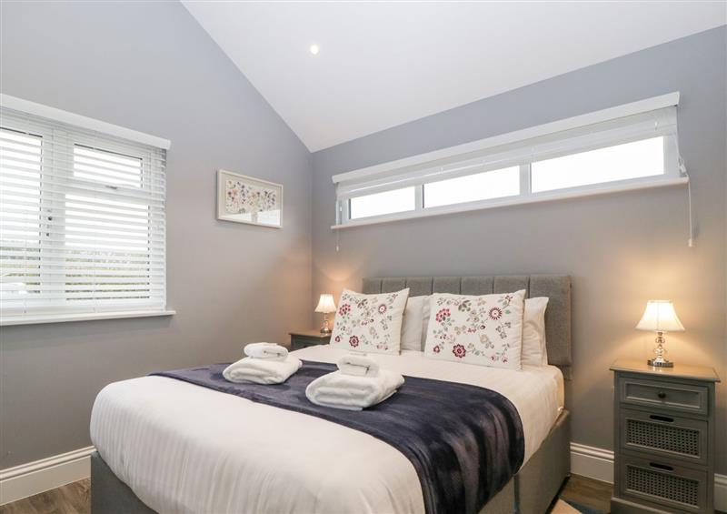 A bedroom in 2 Oak Park (photo 2) at 2 Oak Park, Shillingford near Bampton