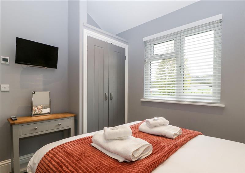 A bedroom in 2 Oak Park (photo 5) at 2 Oak Park, Shillingford near Bampton