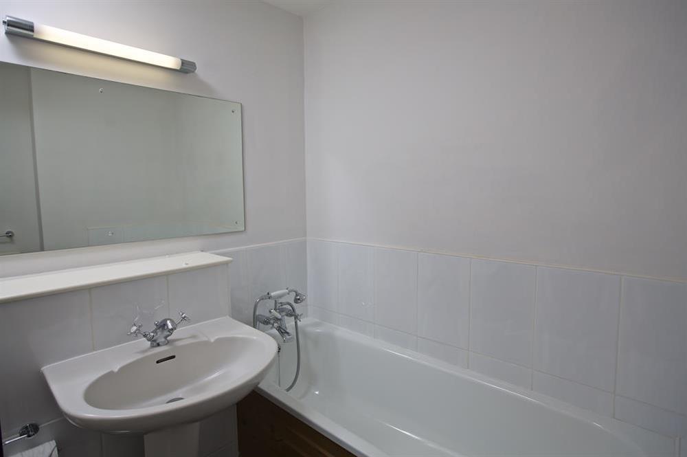 En suite bathroom (photo 2) at 2 Poundstone Court in , Salcombe