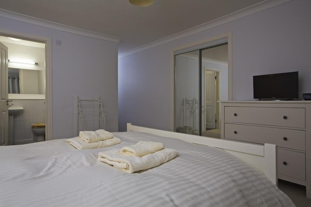 En suite double bedroom (photo 2) at 2 Poundstone Court in , Salcombe