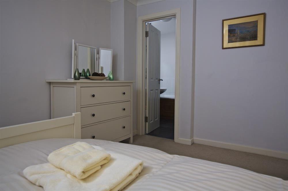 En suite twin bedroom (photo 2) at 2 Poundstone Court in , Salcombe
