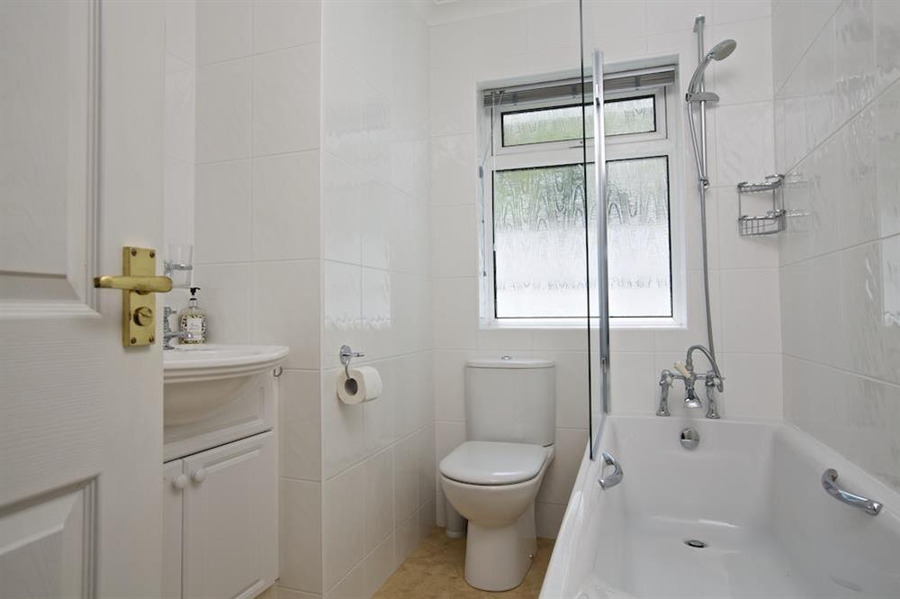 Family bathroom at 2 Rockmount in Knowle Road, Salcombe