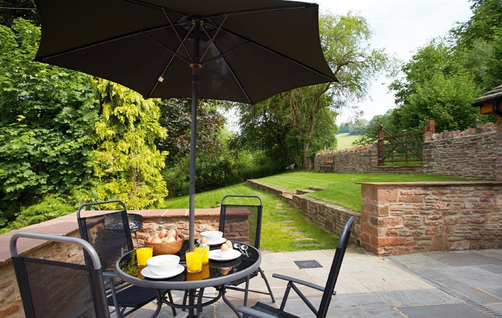 Patio area with garden furniture and barbecue at 2 The Oaks, Hoarwithy