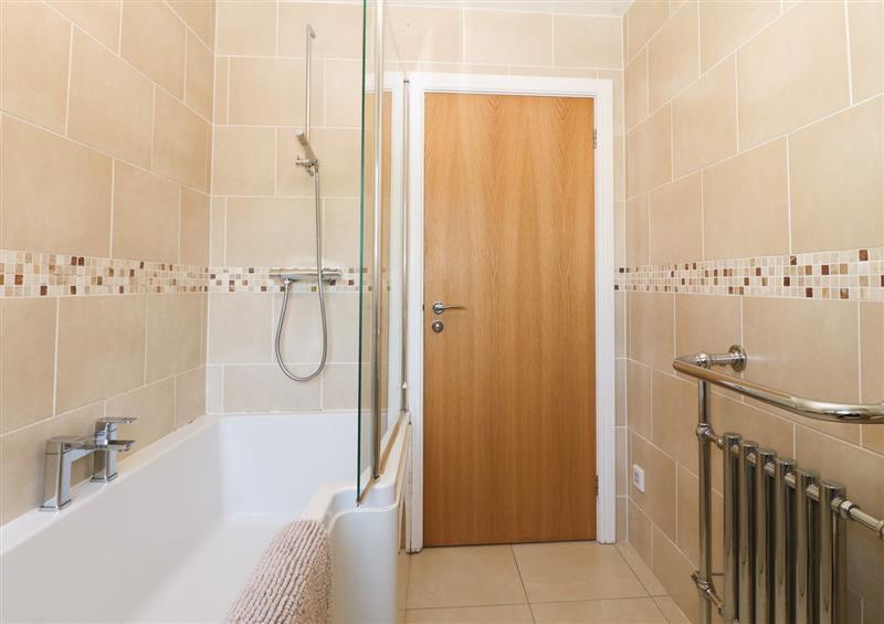 The bathroom (photo 2) at 20 Glyn Y Mor, Llanbedrog