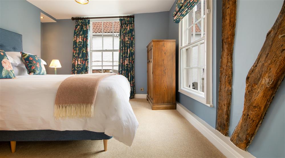 The king-size bedroom (photo 2) at 20 Ogleforth in York, North Yorkshire