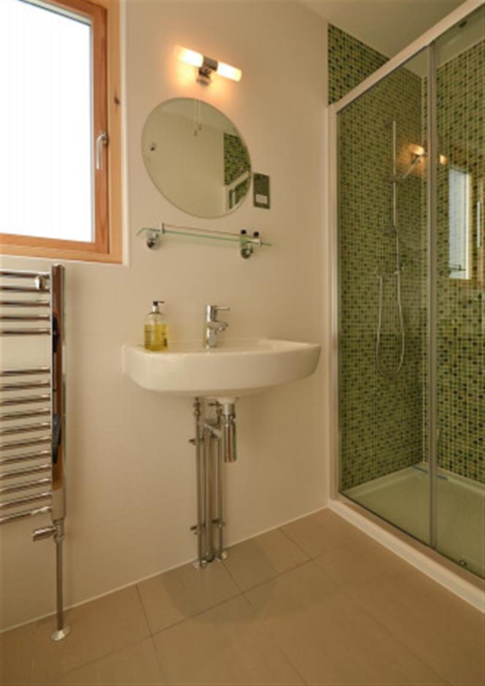 The adjacent shower room at 21 Talland in Talland Bay