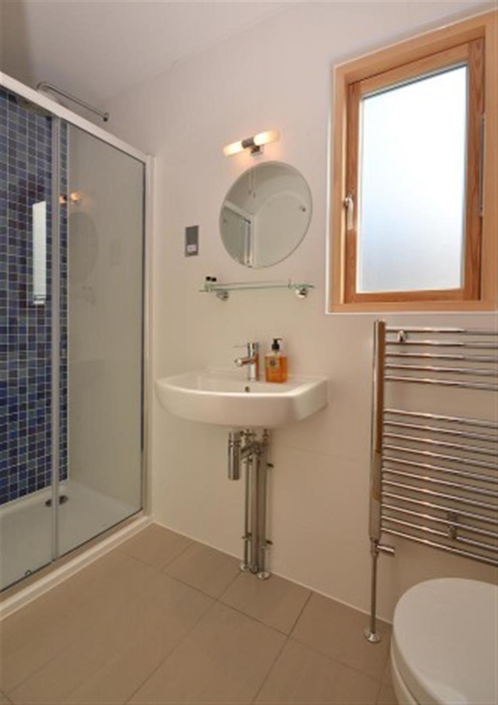 The master en-suite at 21 Talland in Talland Bay
