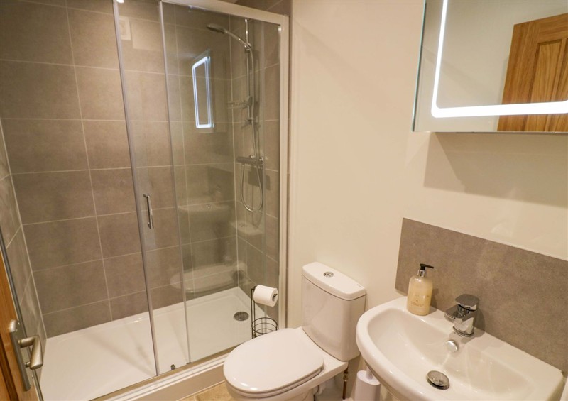 Bathroom (photo 2) at 22 Old Chapel Close, Kidlington