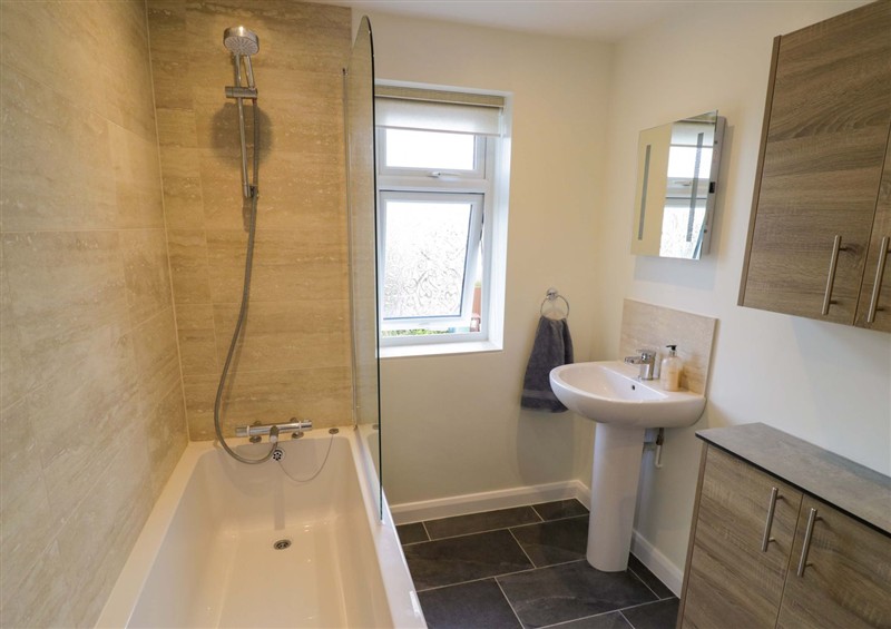 Bathroom (photo 3) at 22 Old Chapel Close, Kidlington