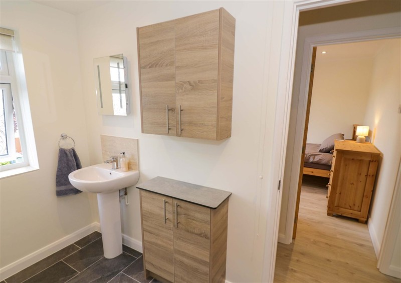The bathroom at 22 Old Chapel Close, Kidlington