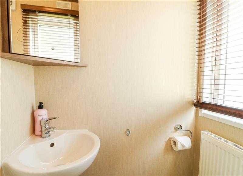 The bathroom at 22 Washbrook Way - Ashbourne Heights, Fenny Bentley near Ashbourne