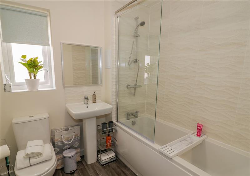 Bathroom at 23 Moat House Close, Bedworth