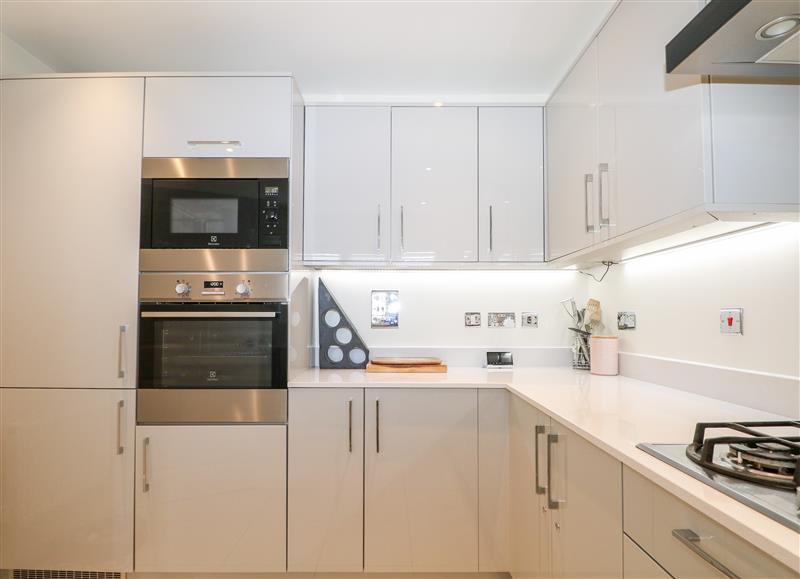 The kitchen at 24 Baldwin Close, Hartley Wintney