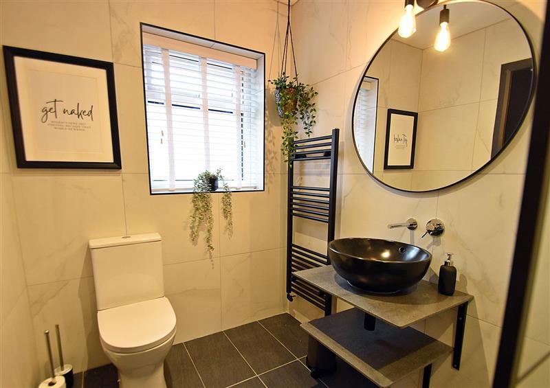 Bathroom (photo 2) at 25 Lowergate, Clitheroe