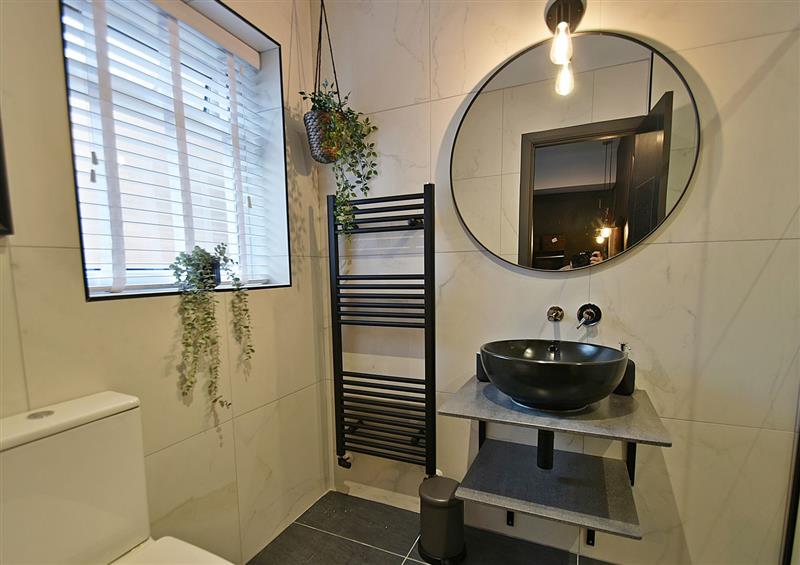 Bathroom (photo 3) at 25 Lowergate, Clitheroe