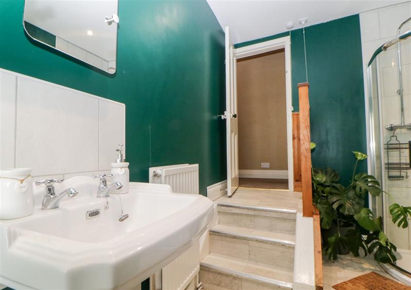 The bathroom at 26 King Street, Tavistock