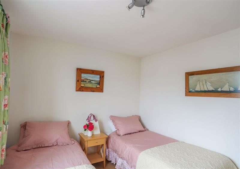One of the 3 bedrooms (photo 2) at 27 Llwyn Gwalch Estate, Morfa Nefyn