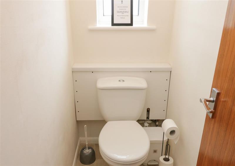 The bathroom at 27 Lon Ffawydd, Abergele
