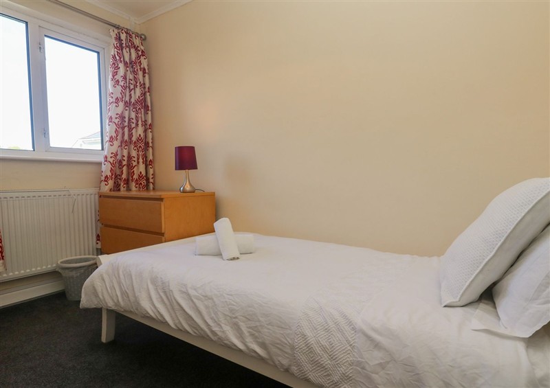 One of the 4 bedrooms (photo 2) at 28 Guildford Road, Hayle
