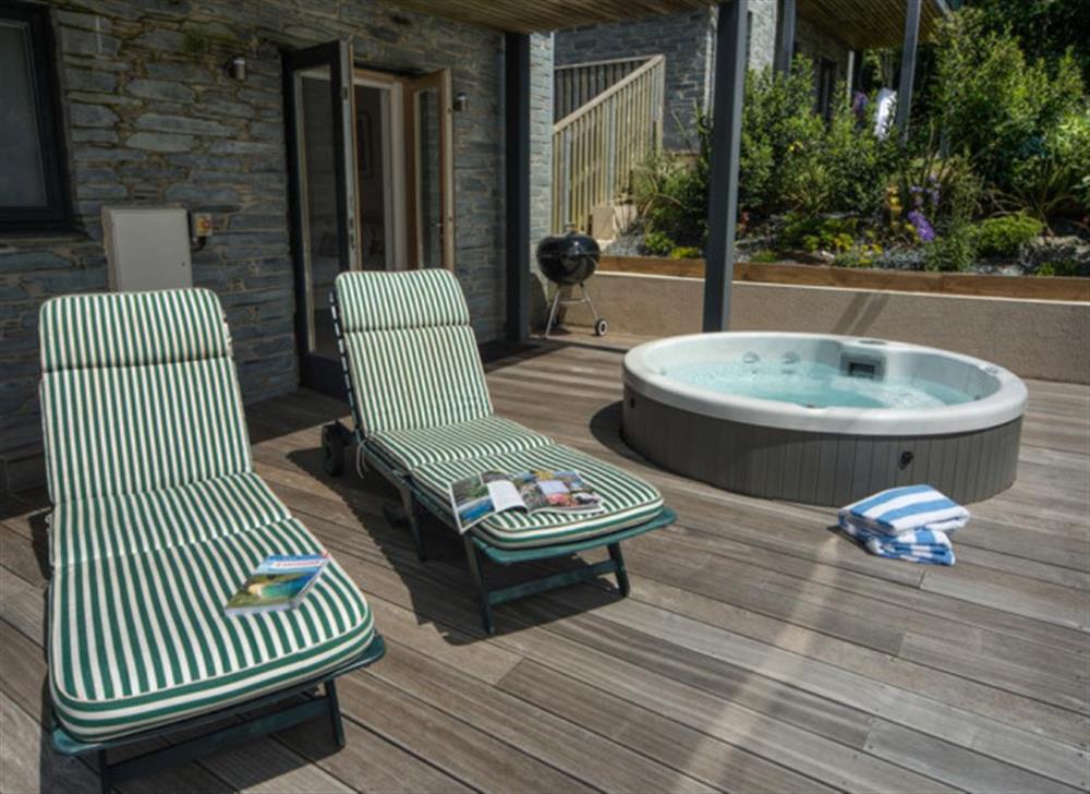 Hot tub on the rear terrace at 28 Talland Bay in Looe