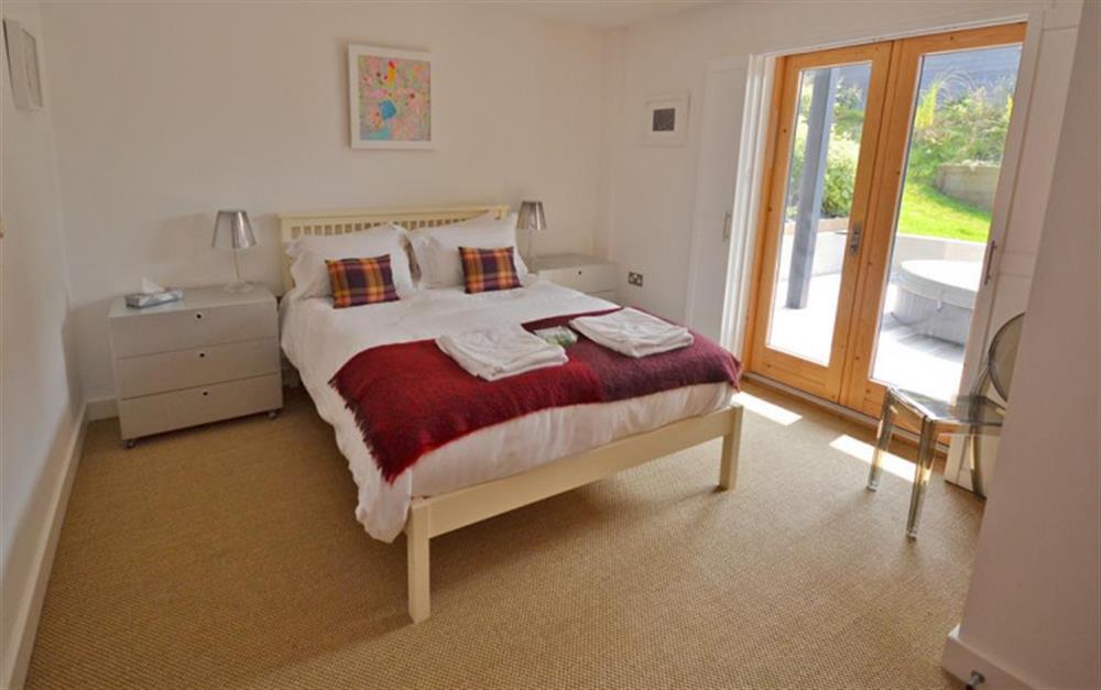 Master double bedroom with en suite at 28 Talland Bay in Looe