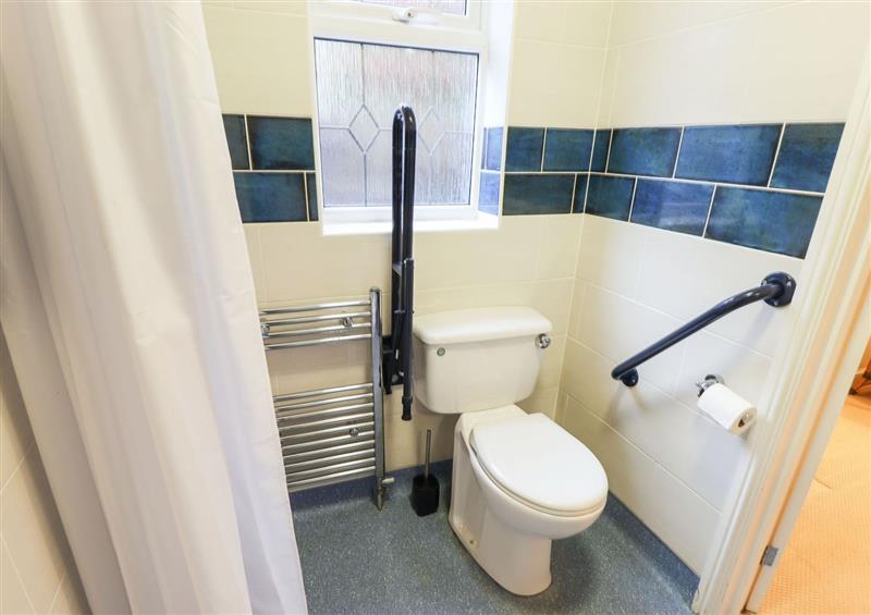 This is the bathroom (photo 3) at 283 London Road, Wyberton