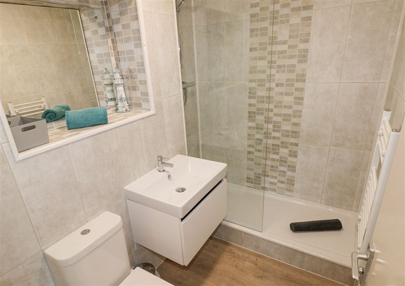 The bathroom at 29 Coedrath Park, Saundersfoot