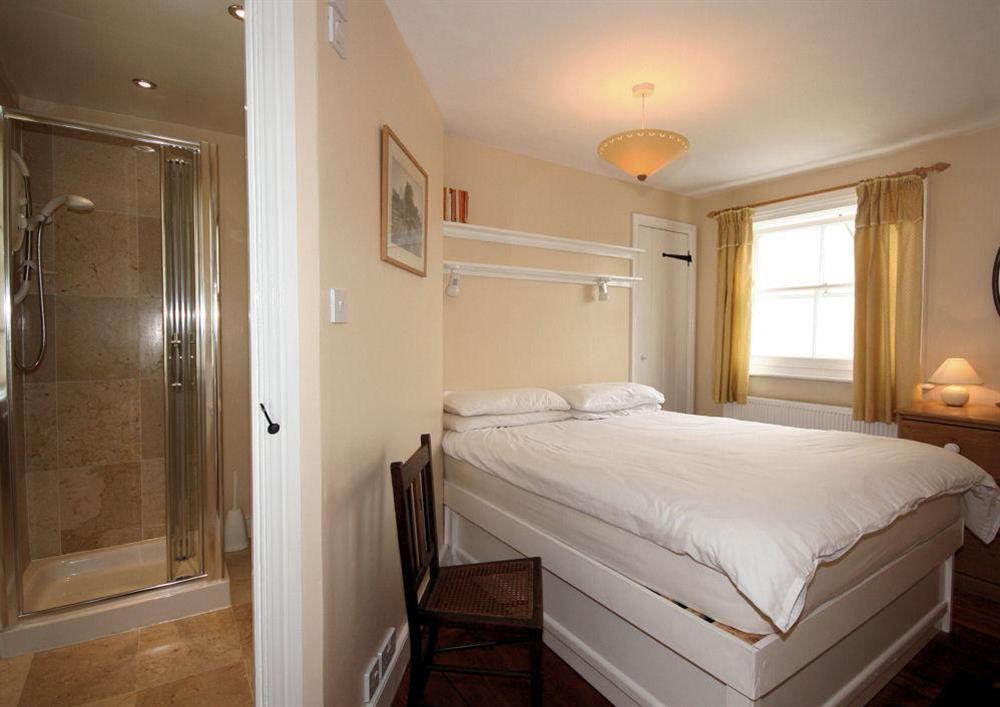 Double bedroom with en suite shower room at 29 Fore Street in Fore Street, Salcombe
