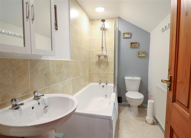 Bathroom at 3 Bryn Golau, Penrhyndeudraeth