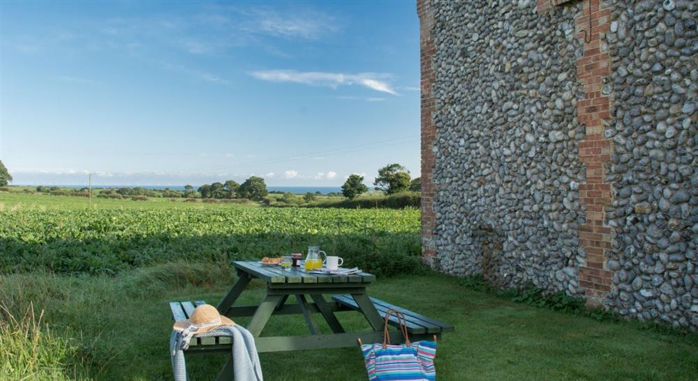 The pleasant outside seating area at 3 Cart Lodge Barn in Upper Sheringham, Norfolk