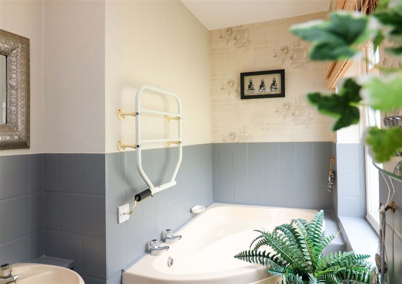 The bathroom (photo 2) at 3 Chantry Hill, Slapton